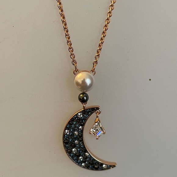 New SWAROVSKI 5489534 Rose Gold Crystal Symbolic Moon Pendant Necklace - Picture 3 of 8